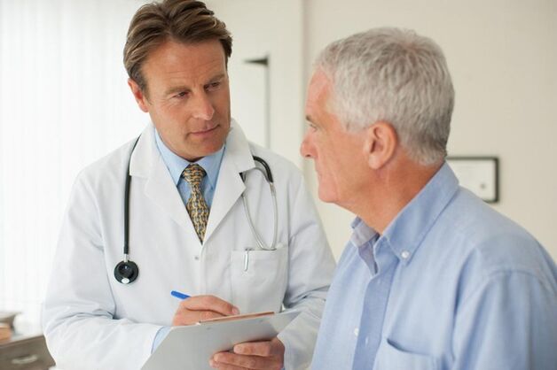 Homem com prostatite na consulta do urologista