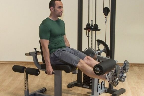 Flexão-extensão das pernas na academia para o tratamento da prostatite
